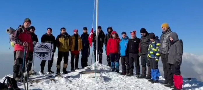 Doğaseverler, Mığır Tepesinde Yıpranan Türk Bayrağını Değiştirdi Doğaseverler, Mığır Tepesinde Yıpranan Türk Bayrağını Değiştirdi