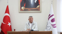Güzelbahçe Belediye Başkanı Mustafa Günay gözaltına alındı Güzelbahçe Belediye Başkanı Mustafa Günay gözaltına alındı