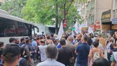 Meclis önünde açıklama yapmak isteyen öğretmenlere polis müdahale etti, gözaltılar var Meclis önünde açıklama yapmak isteyen öğretmenlere polis müdahale etti, gözaltılar var
