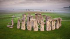 Stonehenge’ten 5 km uzakta daha basit ve eski bir versiyonu bulundu Stonehenge’ten 5 km uzakta daha basit ve eski bir versiyonu bulundu