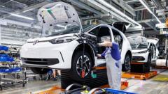 Volkswagen yaklaşık 100 bin çalışanını işten çıkarmayı planlıyor Volkswagen yaklaşık 100 bin çalışanını işten çıkarmayı planlıyor
