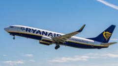 Ryanair uçağında pencere yerinden çıktı, bir adam bacaklarından çekilerek kurtarıldı Ryanair uçağında pencere yerinden çıktı, bir adam bacaklarından çekilerek kurtarıldı